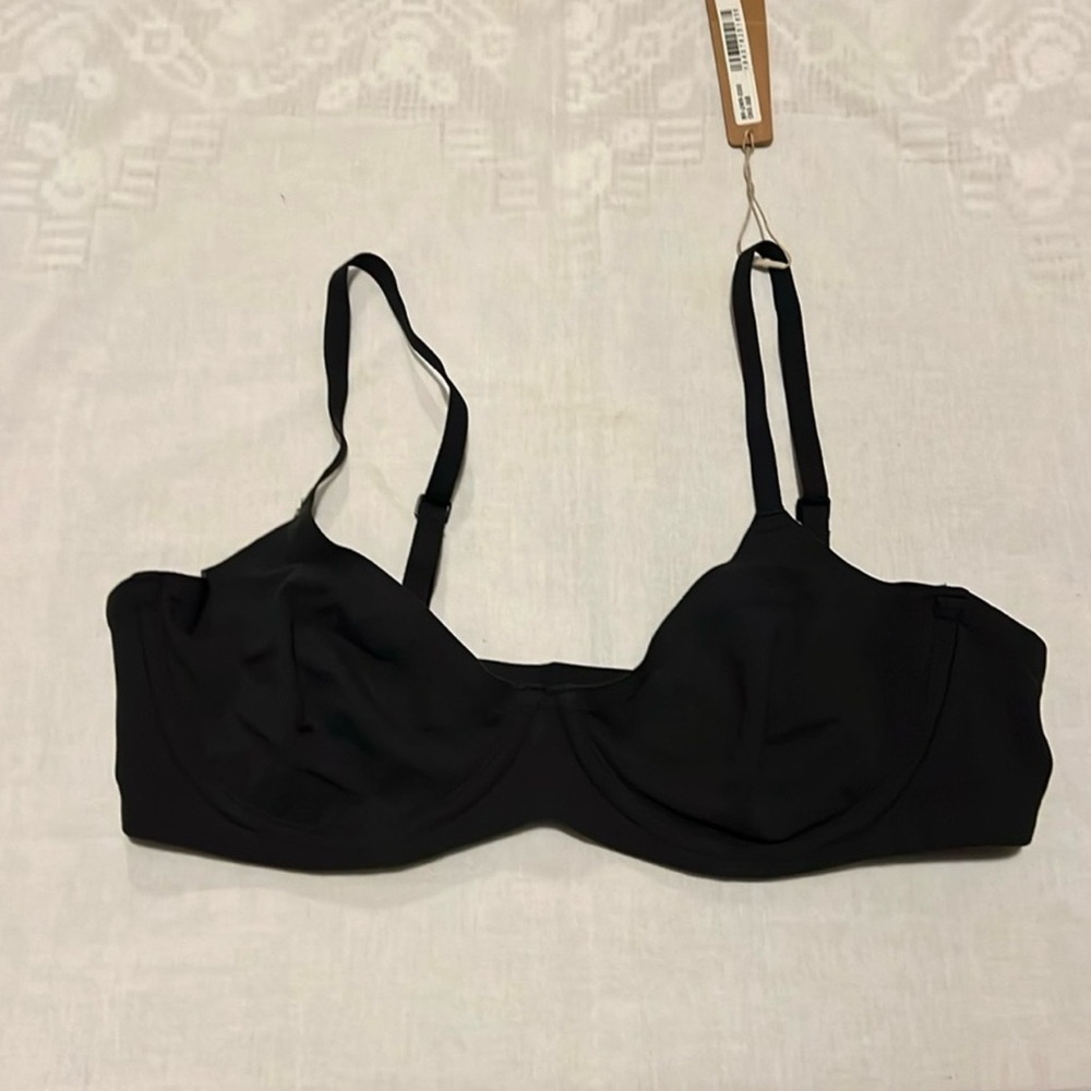 SKIMS FITS EVERYBODY
UNLINED DEMI BRA BLACK NWT